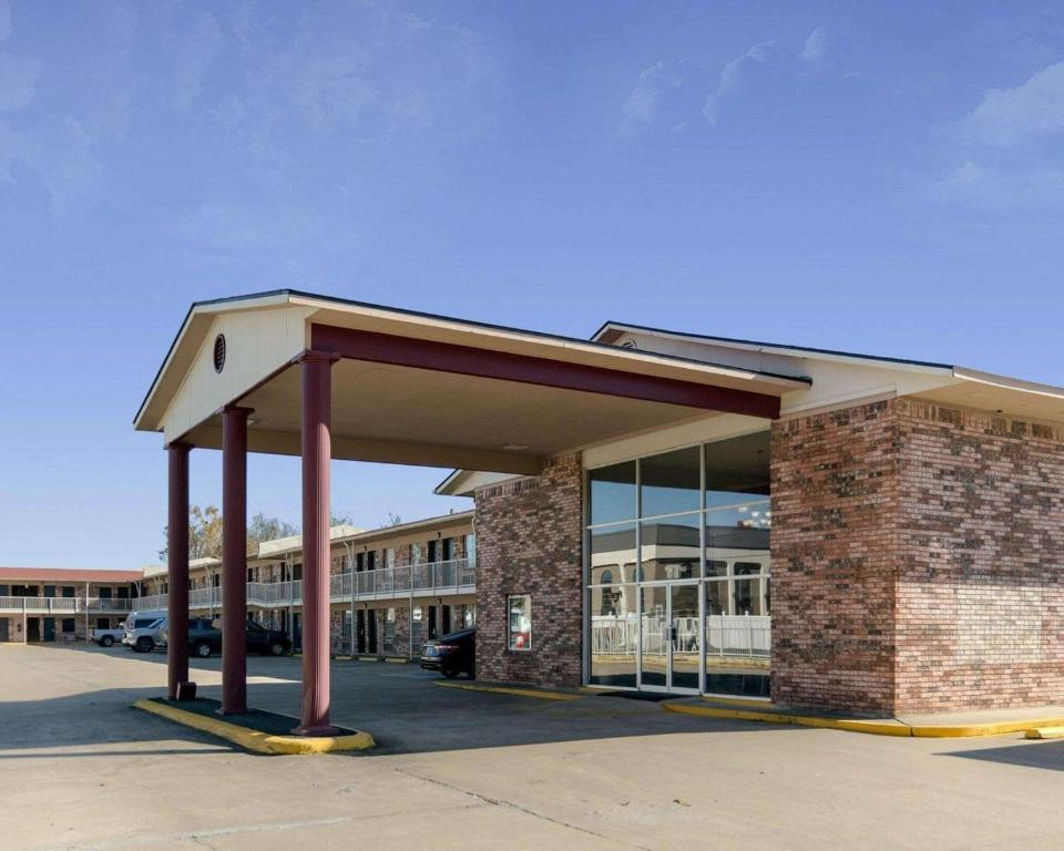 HomeStay Inn & Suites Russellville Attractive Exterior View